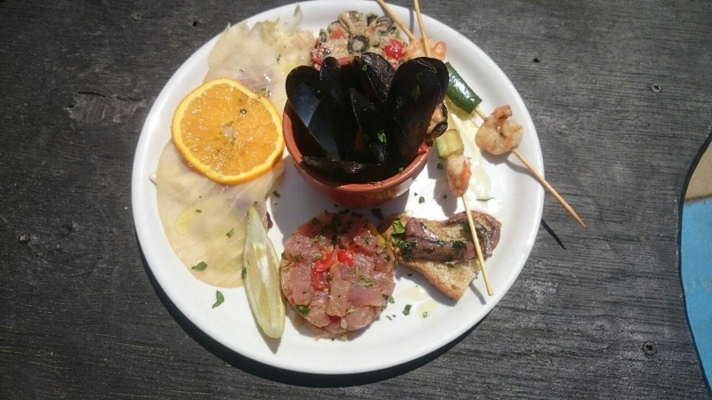 antipasti de la mer, moules, brochettes de crevettes, morue fumée, tartare de thon et légumes, tartine anchois huile d'olive toscane