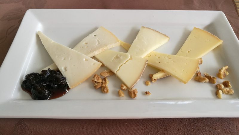 plateau de fromages et confiture de cerises griottes