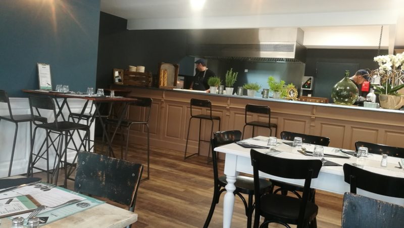 Salle et cuisine ouverte du restaurant Chez Granny à Cornebarrieu